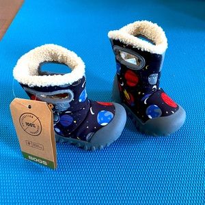 BOGS - toddler snowboots (sold)